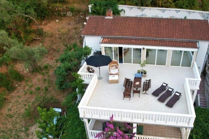 Penthouse Stoliv: Beachfront Spa Villa with Private Jetty Kotor Exterior photo