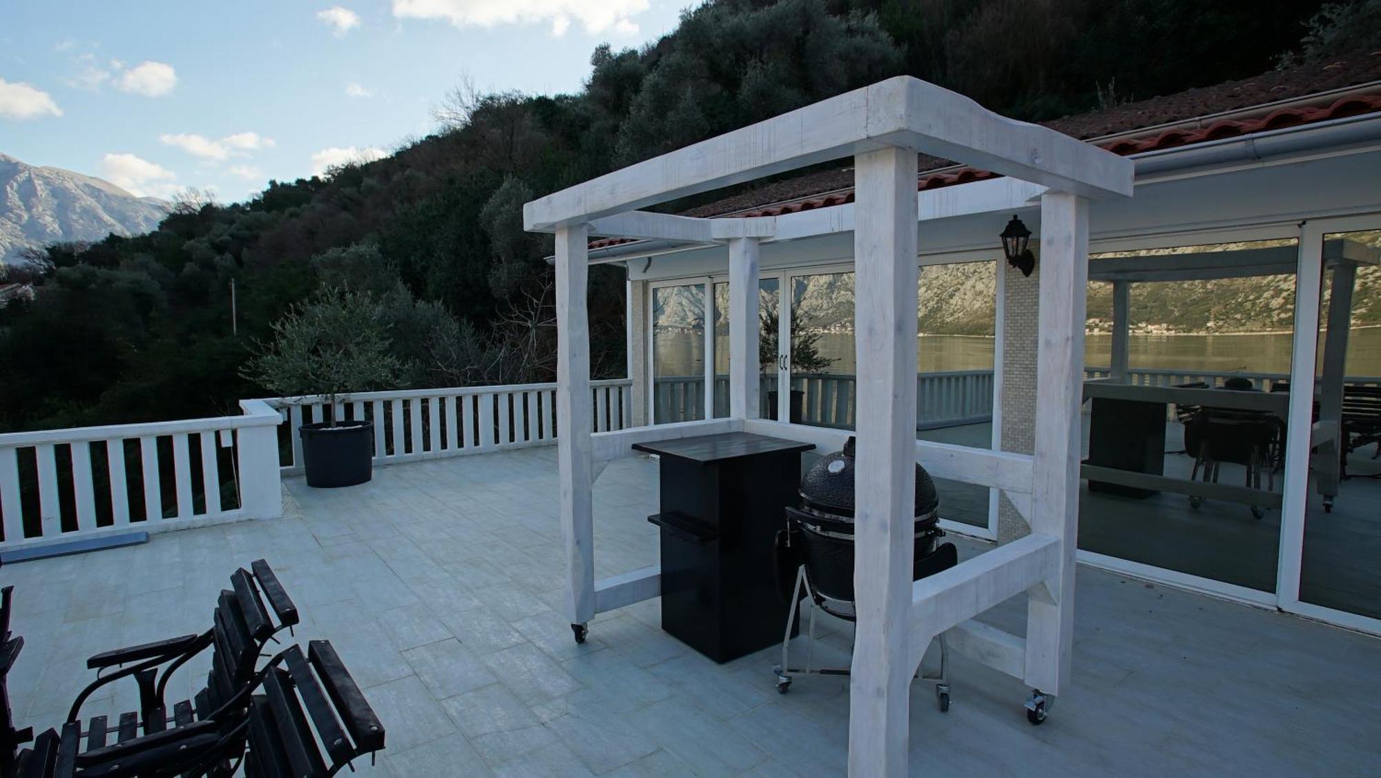 Penthouse Stoliv: Beachfront Spa Villa with Private Jetty Kotor Exterior photo