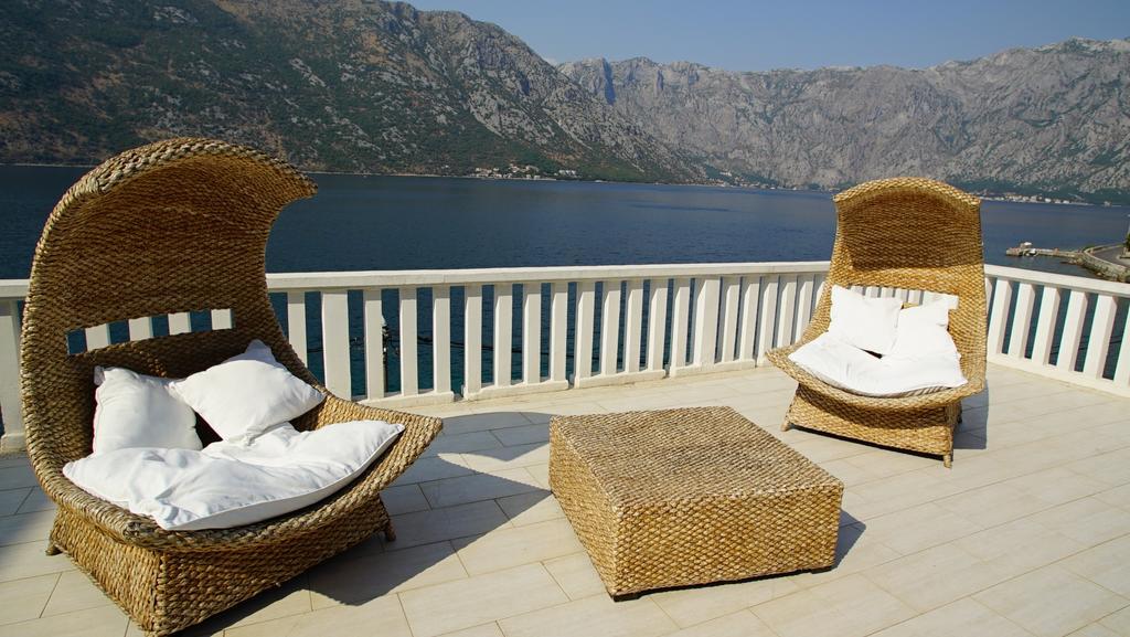 Penthouse Stoliv: Beachfront Spa Villa with Private Jetty Kotor Exterior photo