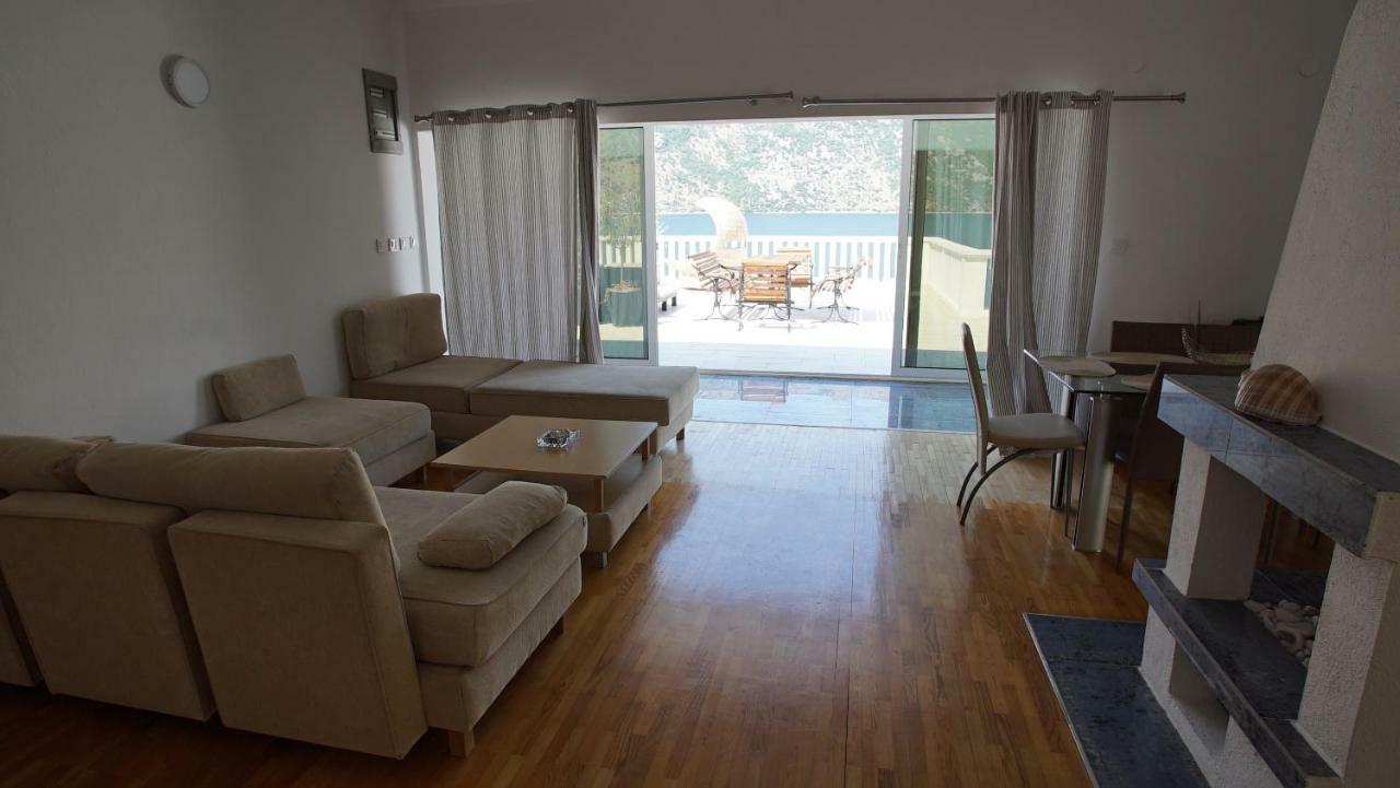 Penthouse Stoliv: Beachfront Spa Villa with Private Jetty Kotor Exterior photo